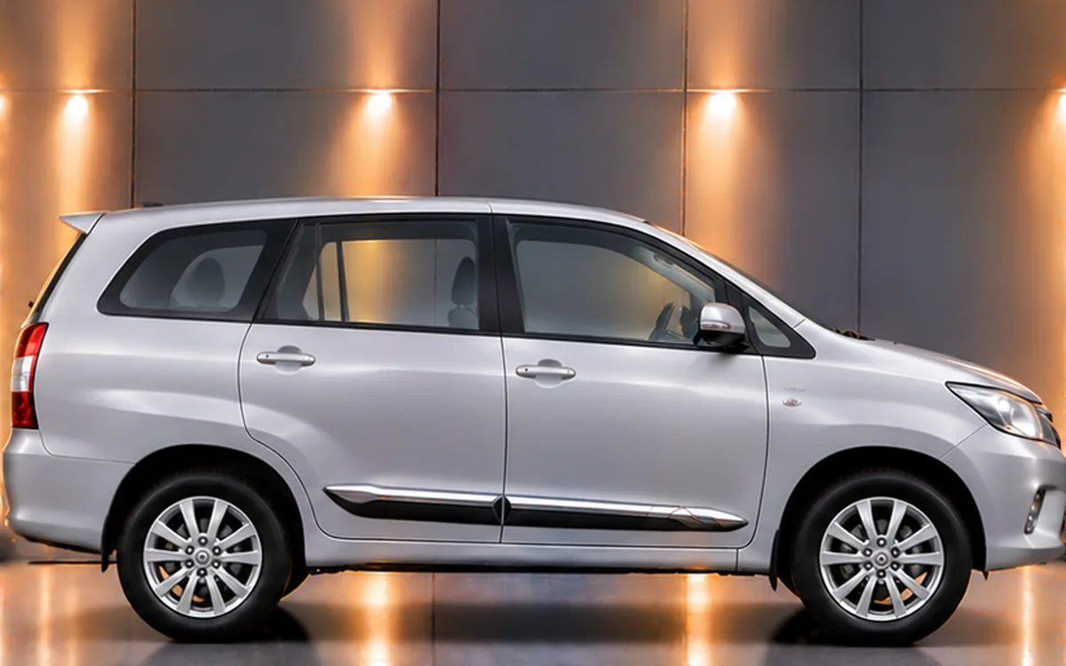 Toyota Innova, Half Chrome · Type 4 · Painted beading