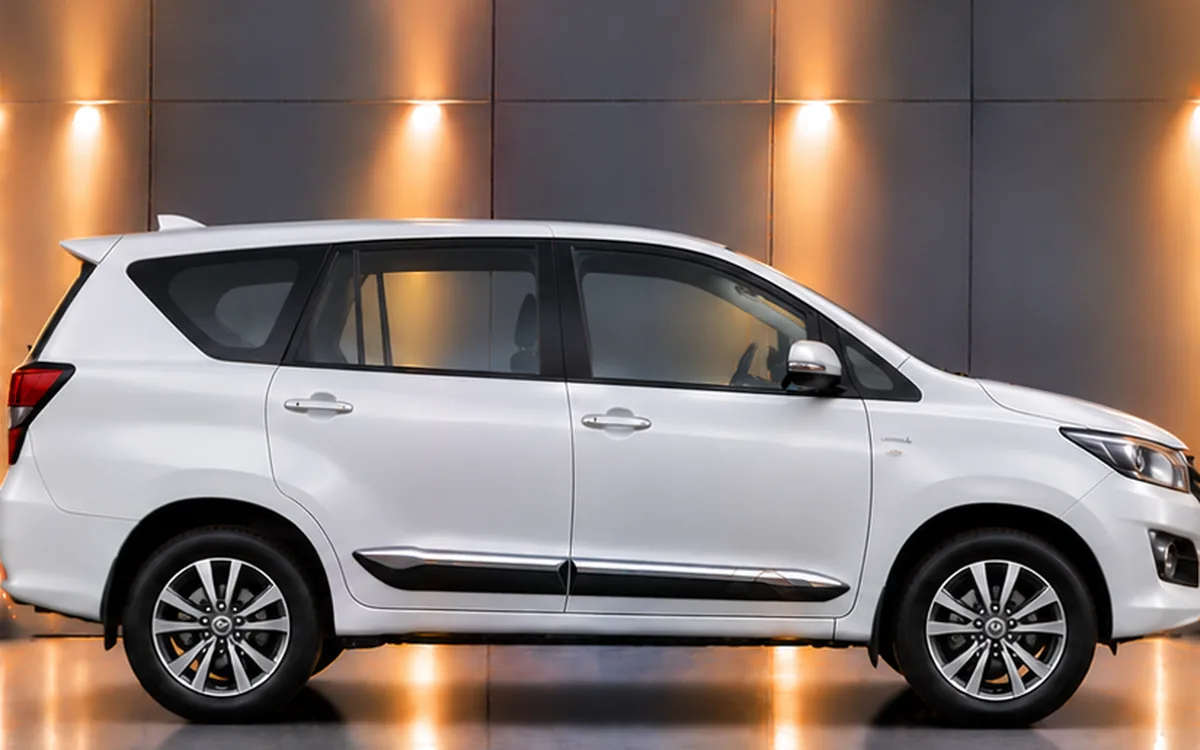Toyota Innova Crysta, Half Chrome beading
