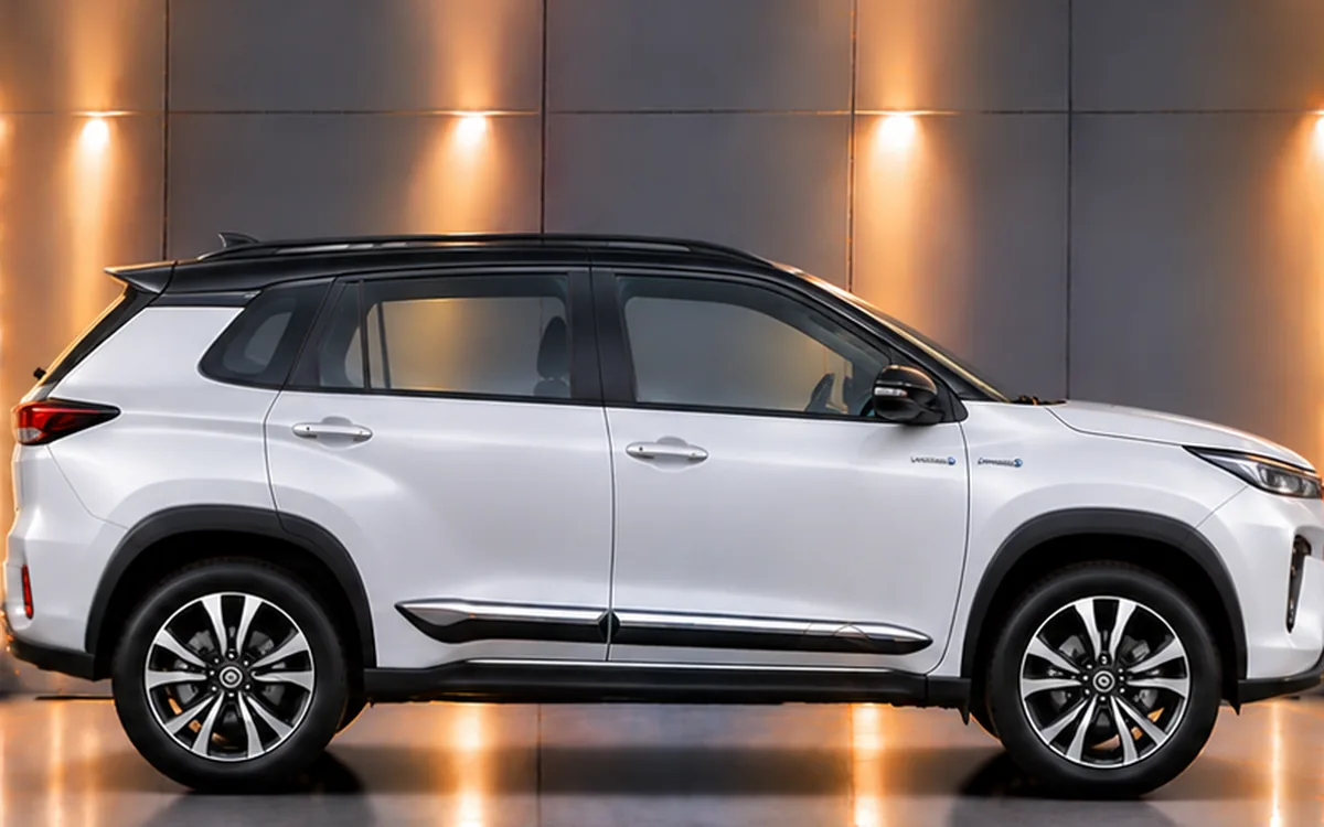 Toyota Urban Cruiser Hyryder, Half Chrome beading